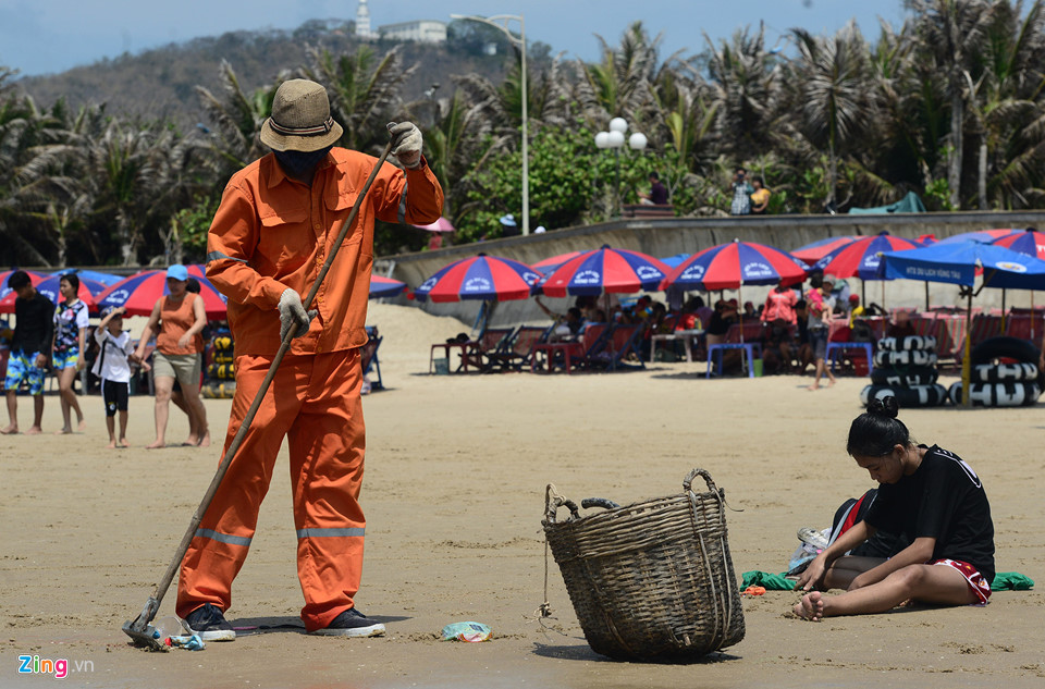 Hàng nghìn người nô đùa ở biển Vũng Tàu khi nhiệt độ gần 40 độ C